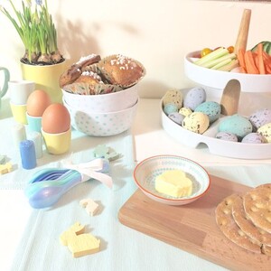 Frische, frühlingshafte und bunte Sachen auf der Ostertafel mit Tchibo.
