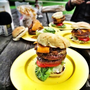 Alles andere als Fast Food: Die frischen Burger der Grillblogger sehen zum Anbeißen aus.