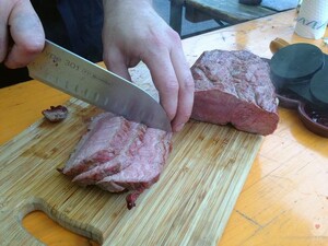 Bei der Zubereitung setzen die beiden Grillblogger auf hochwertiges Fleisch.