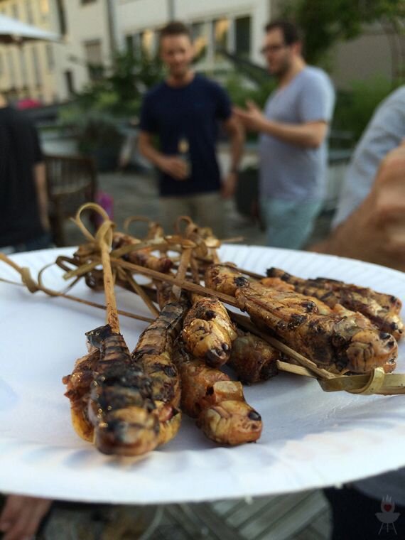 Insekten landen bei einem Großteil der Hobbygriller wohl eher selten auf dem Rost. Martin und Nico haben das Experiment gewagt.