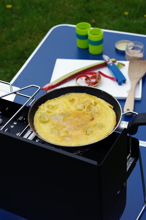 Als Nachspeise gab es fluffige Rhabarber-Pfannkuchen - ein super Abschluss des Camping Menüs.
