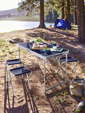 An unserem Tchibo Klapptisch-Set lässt es sich gemütlich essen und beisammen sein.