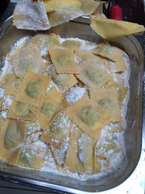 Leckere selbstgemachte Ravioli mit Spinatfüllung. Elena (Blog: Heute gibt es) und ihre Helferinnen waren fleißig.