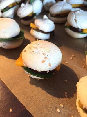 Mmmhhh, Mini-Macarons-Burger mit Schokoladen-Ganache, Minze und Mango. Mit Liebe gebacken von Christiane (Blog: Schabakery).