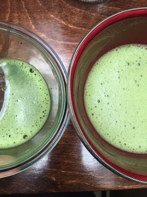 Sabrinas Matcha vs. mein angerührter Matcha. Man erkennt den Profi.