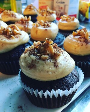 Natalie hat in ihrer Session mit uns vegan gebacken. Zum Beispiel diese köstlichen Erdnuss-Cupcakes.