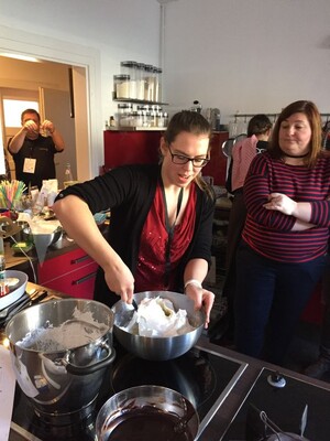 Christiane (Blog: Schabakery) zaubert Macarons im Burger-Style.