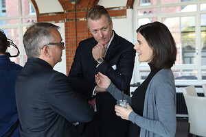 Dr. Markus Conrad (Tchibo CEO), Thomas Linemayr (Tchibo) und Katja Suding (stellvertretende Bundesvorsitzende der FDP) im Gespräch.