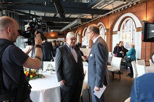 Unternehmenssprecher Arnd Liedtke im Interview mit Joschka Fischer.