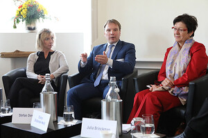 Fishbowl-Workshop zu Verbrauchern mit Dr. Kirsten Brodde (Detox Greenpeace), Stefan Dierks, Elvira Drobinski-Weiß (SPD) und Moderation von Julia Brinckman (FÜR SIE).