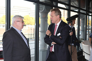 Thomas Linemayr und Joschka Fischer im angeregten Austausch.