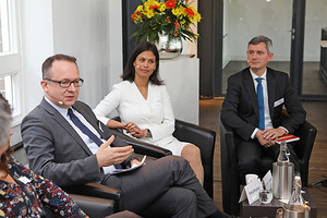 Fishbowl-Workshop Bündnisse mit Jens Nagel (AVE), Nanda Bergstein, Dr. Jürgen Janssen (Textilbündnis) und Moderation von Marc Winkelmann (enorm Magazin).