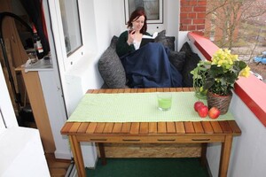 Dank der Tisch-Wäsche-Kombi hat Kristiane kein Platzproblem auf ihrem Balkon. Da bleibt mehr Zeit für gute Bücher und Weine.