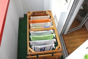 Tisch und Wäscheständer in