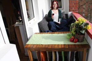 Dank der Kombination aus Tisch und Wäscheständer kann man gemeinsam mit der Wäsche auf dem Balkon \"abhängen\".