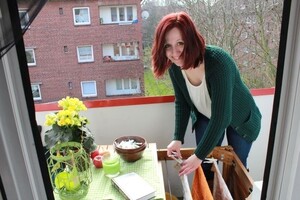 Im Handumdrehen wird aus dem Balkontisch ein praktischer Wäscheständer.