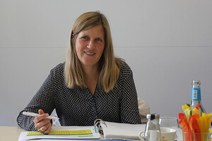 Prominenter Gast aus dem Bundesministerium: Solveigh Krause macht sich Notizen zur Bewertung.
