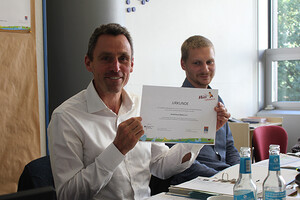 Ralf Thielebein, Geschäftsführer und Johannes Kestler, Mitarbeiter der S.O.F. Save our Future Umweltstiftung präsentieren die Siegerurkunde,