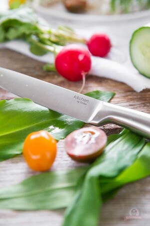 Das Tchibo Allzweckmesser, z.B. zum Obst und Gemüse schneiden.