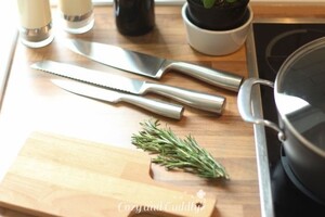 Danny hat die Tchibo Messer auf Herz und Nieren getestet. Dazu gab es ein leckeres Gulasch mit Galloway Rindfleisch.