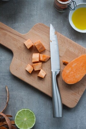 Bei Mia mussten die Messer auch den Test mit Süßkartoffeln machen. Und haben bestanden!
