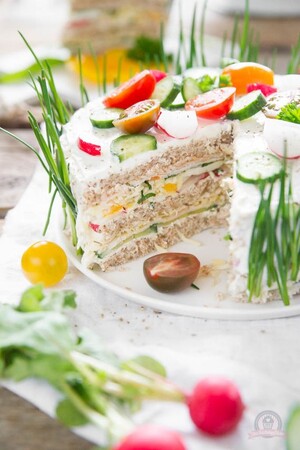 Test bestanden. Das Tchibo Chefmesser hat ein perfektes Stück der Sandwichtorte geschnitten.