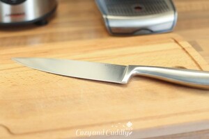 Das Allzweckmesser von Tchibo findet Danny gerade zum Gemüse schneiden sehr praktisch.