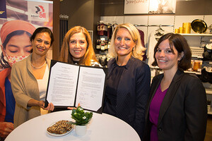 Sie setzen die Vertragsinhalte um: Nanda Bergstein, Head of Vendor Relations, Senay Tansu, Geschäftsführerin Non Food, Christine Rampold, Director Buying & Quality,  Julia Thimm, Manager Social Responsibility