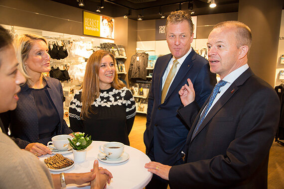 Freuen sich über die gute Zusammenarbeit: Christine Rampold, Tchibo Director Buying & Quality, Senay Tansu, Tchibo Geschäftsführerin Non Food, Thomas Linemayr, designierter Tchibo CEO und Jyrki Raina, Generalsekretär IndustriALL Global Union
