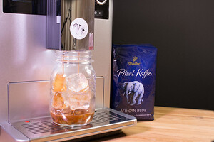 Iced Brew: Hier wird der Kaffee konventionell mit heißem Wasser zubereitet und direkt auf Eiswürfel gegeben.