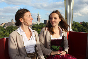 Wir genießen die Fahrt im Riesenrad - im Hintergrund der Michel