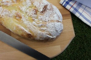 Das Quarkbrot auf dem schönen Tchibo Schneidebrett aus FSC®-zertifiziertem Buchenholz.