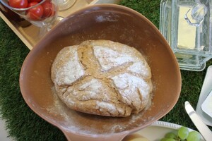 Das Bauernbrot in der praktischen Silikon-Backschale von Tchibo.