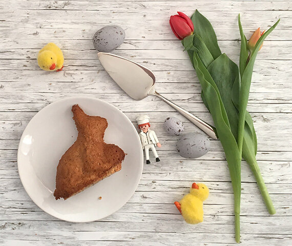 Benoit präsentiert seinen Mandel-Osterhasen.