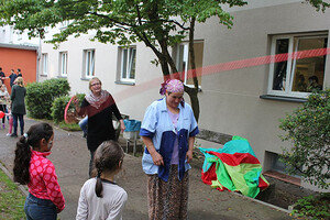 Wer springt laenger? Groß oder klein?