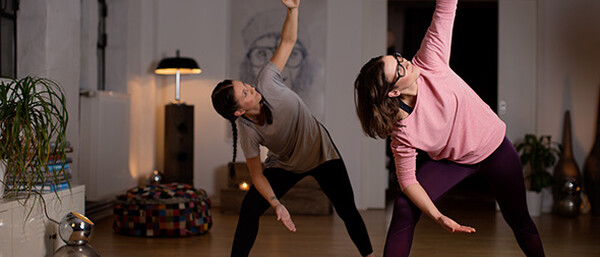 Lou und Hannah zusammen bei einem leichtem Yoga Asana für die Tchibo Community Aktion #befitbeyou