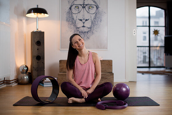 Lou von Fit Trio freut sich auf die neuen Yoga Herausforderungen für die Tchibo Community Aktion #befitbeyou