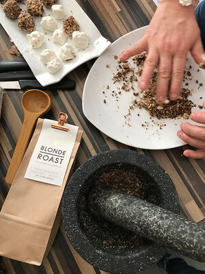 Hier werden die leckeren Ziegenkäsebällchen in einer Mischung aus Haselnüssen, Kaffeebohnen und Pfeffer gewälzt.