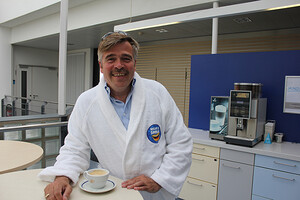 Natürlich tragen auch Tchibo Kollegen Bademantel, wie Achim Lohrie, Direktor Unternehmensverantwortung