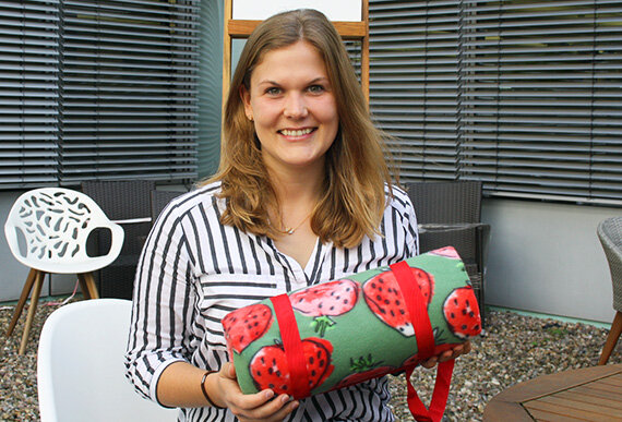 Silvia liebt Erdbeeren nicht nur in einer Dessertschale, sondern auch als Print auf ihrer neuen Picknickdecke