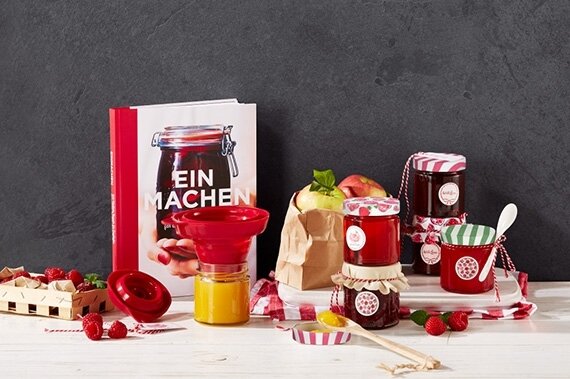 Gläser mit Schraubverschluss zum Einmachen von Erdbeermarmelade