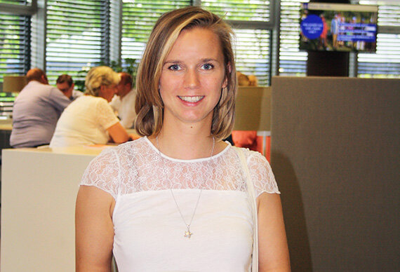 Maren freut sich schon darauf, Erdbeeren mit ihrer Familie zu vernaschen
