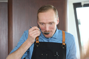 Kaffee-Sommelier Benjamin Widegreen in seinem Element.