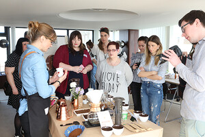 Gemeinsam mit den Kaffee-Experten Indre und Benjamin verkosteten wir den Blonde Roast.
