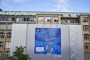 Der Weltverbecherer-Aufruf an der Zara-Fassade