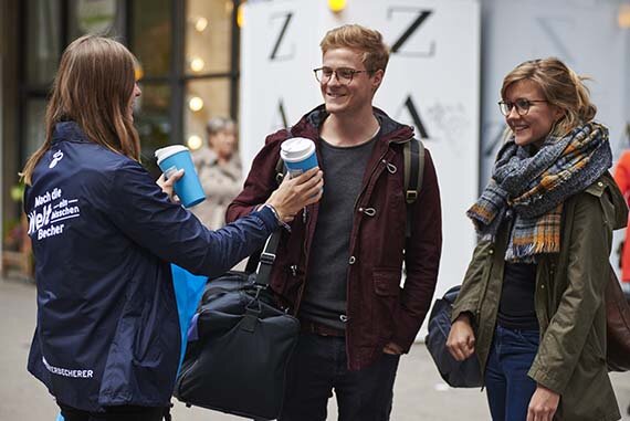 Caroline und Felix bringen zum nächsten Kaffeekauf ihren neuen Mehrwegbecher mit