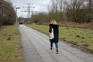 Laura auf dem Weg zur Bahn
