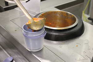 Die Suppe lässt sich leicht in den Becher füllen