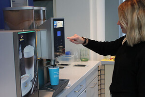 Laura nimmt noch einen Kaffee-to-go mit