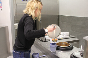 Laura entscheidet sich für die Tomatensuppe